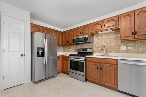 Kitchen - 1608 Newburn Ct #D1, Wheeling, IL 60090 photo 1 of 2