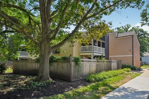 1521 S County Farm Rd #2-2, Wheaton, IL 60189