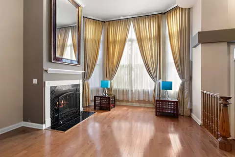 Living - Undisclosed, Glenview, IL 60026 photo 2 of 5