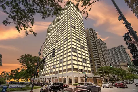 6171 N Sheridan Rd #906, Chicago, IL 60660