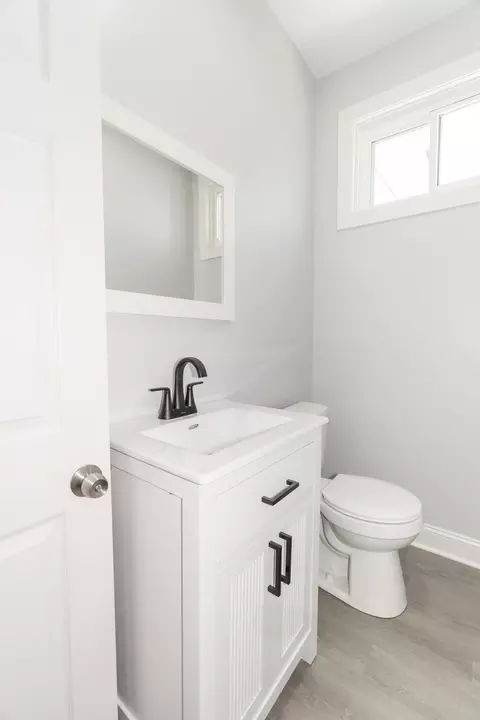 Bath - 328 Silver St, Elgin, IL 60123 photo 1 of 3
