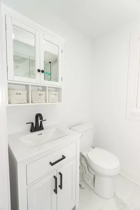 Bath - 328 Silver St, Elgin, IL 60123 photo 2 of 3