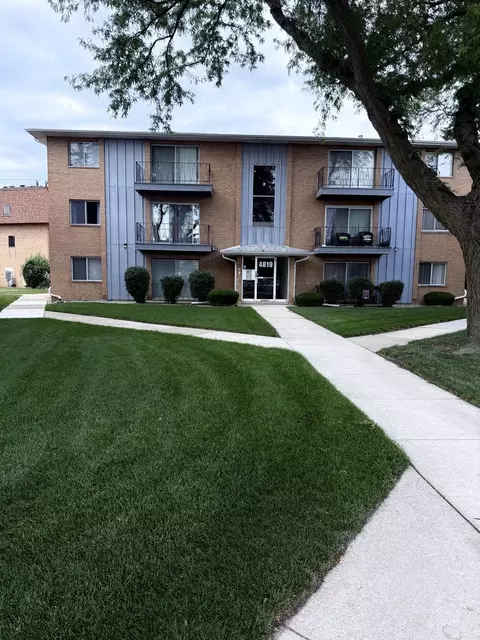 4819 W 109th St #204, Oak Lawn, IL 60453