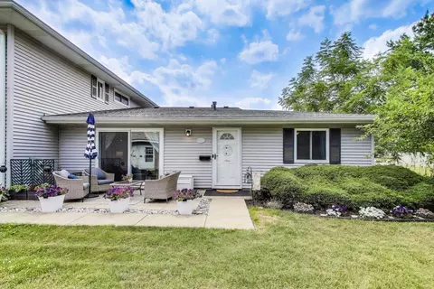 1042 Quanset Ct, Schaumburg, IL 60194