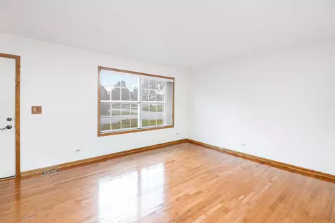Living - 825 Prairie Ave, Bartlett, IL 60103 photo 1 of 4