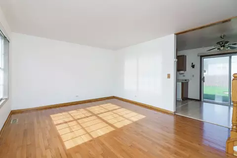Living - 825 Prairie Ave, Bartlett, IL 60103 photo 3 of 4