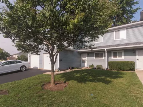492 Dakota Ct, Carol Stream, IL 60188