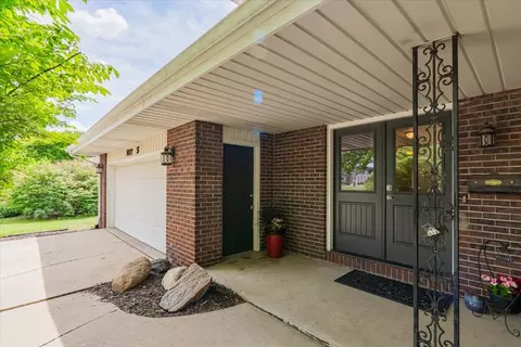 107 S Regency Dr, Bloomington, IL 61701 photo 3