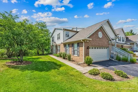 16 Christie Ct #16, Algonquin, IL 60102