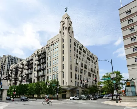 758 N Larrabee St #830, Chicago, IL 60654