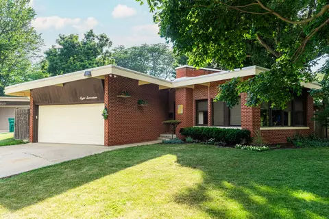 817 Meadow Ln, Sycamore, IL 60178