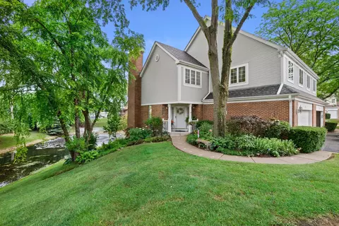 700 Monroe Dr, Lindenhurst, IL 60046