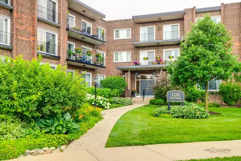 1230 N Western Ave #211, Lake Forest, IL 60045