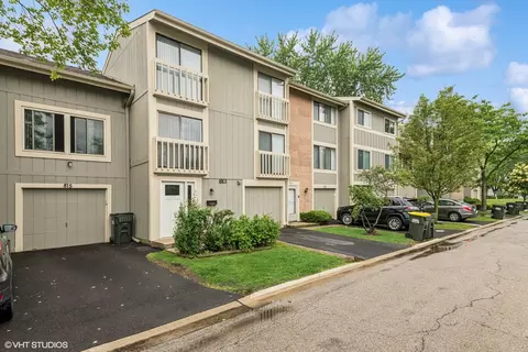813 Shawnee Trl, Roselle, IL 60172