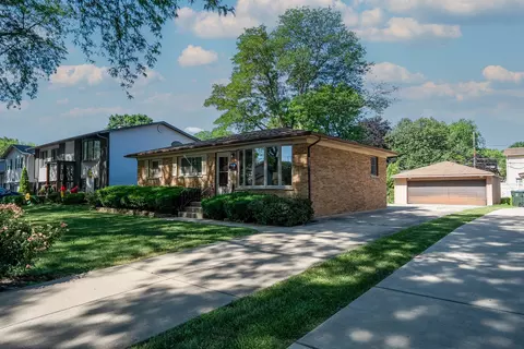 1416 S Chestnut Dr, Mount Prospect, IL 60056