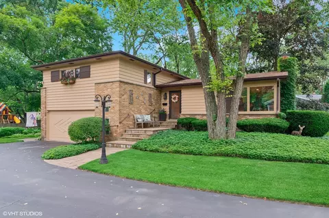 1622 Village Green Ct, Deerfield, IL 60015