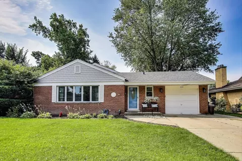 1109 W Pendleton Pl, Mount Prospect, IL 60056