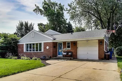 1109 W Pendleton Pl, Mount Prospect, IL 60056 photo 2