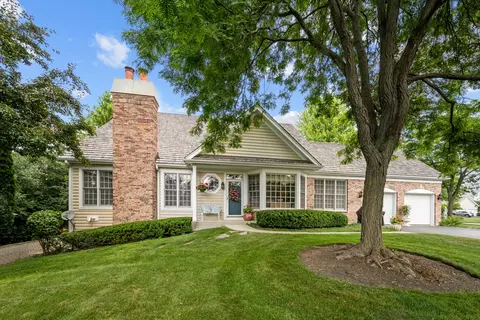 572 Stockbridge Ct, Lake Forest, IL 60045