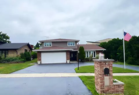 10329 S Interlochen Dr, Palos Hills, IL 60465