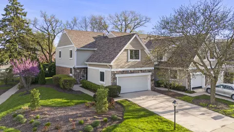 2566 Essex Dr, Northbrook, IL 60062