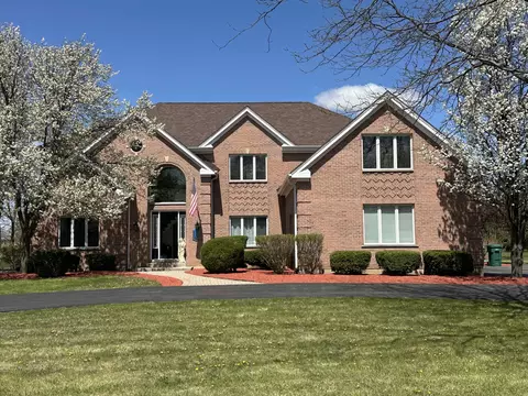 69 Falcon Dr, Hawthorn Woods, IL 60047