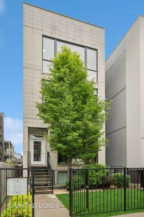 2125 N Mozart St #3, Chicago, IL 60647