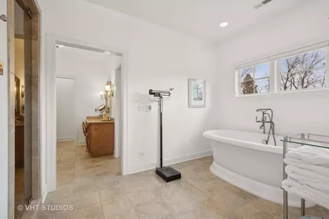 Bath - 3035 Keystone Rd, Northbrook, IL 60062 photo 3 of 4