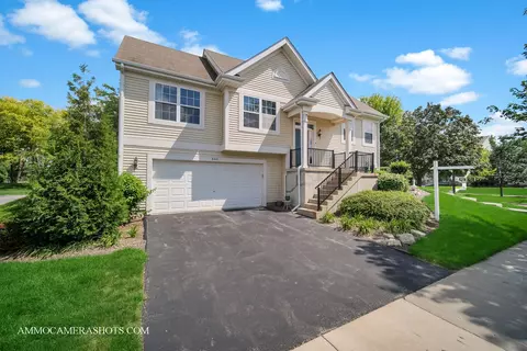840 Clover Ln, Pingree Grove, IL 60140
