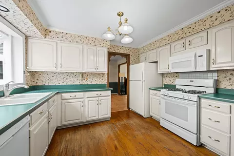 Kitchen - 1054 Shady Tree Ln, Wheeling, IL 60090 photo 2 of 3