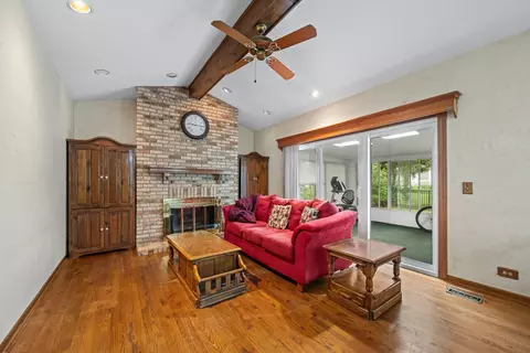 Living - 1054 Shady Tree Ln, Wheeling, IL 60090 photo 4 of 4