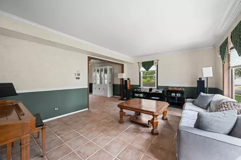 Living - 1054 Shady Tree Ln, Wheeling, IL 60090 photo 1 of 4