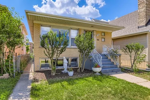 4240 N New England Ave, Harwood Heights, IL 60706
