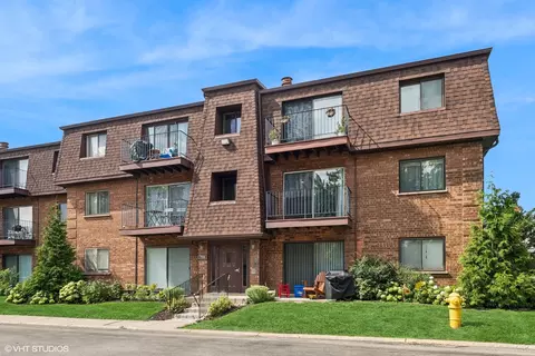 700 Cobblestone Cir #D, Glenview, IL 60025