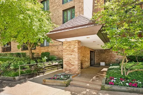 1671 Mission Hills Rd #501, Northbrook, IL 60062