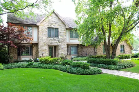 560 81st St, Burr Ridge, IL 60527