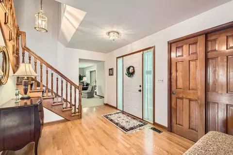 3825 Charlemagne Dr, Hoffman Estates, IL 60192 photo 2