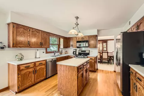 3825 Charlemagne Dr, Hoffman Estates, IL 60192 photo 10