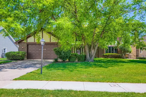 3825 Charlemagne Dr, Hoffman Estates, IL 60192