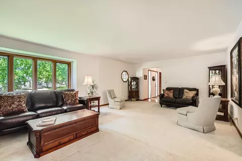 3825 Charlemagne Dr, Hoffman Estates, IL 60192 photo 4