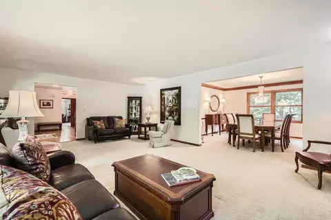 3825 Charlemagne Dr, Hoffman Estates, IL 60192 photo 3