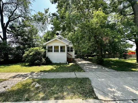 673 Parkway Ave, Elgin, IL 60120