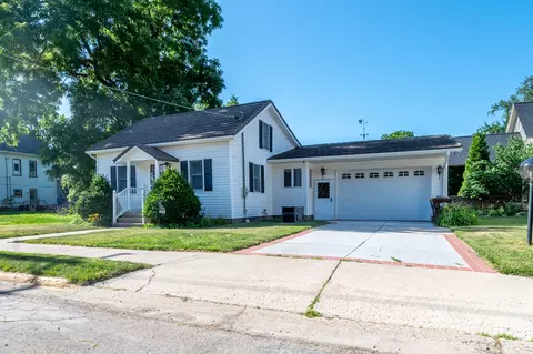 305 Monroe St, Oregon, IL 61061