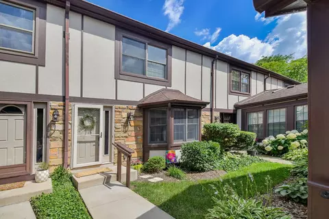 74 White Oak Cir, Saint Charles, IL 60174
