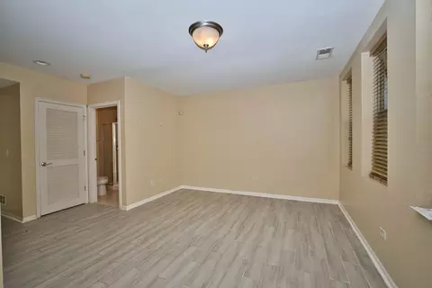 Living - 353 Eastgate Pl, Chicago, IL 60616 photo 4 of 11
