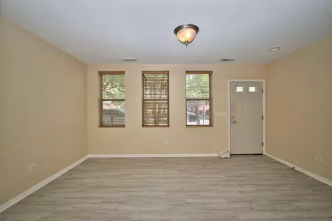 Living - 353 Eastgate Pl, Chicago, IL 60616 photo 3 of 11