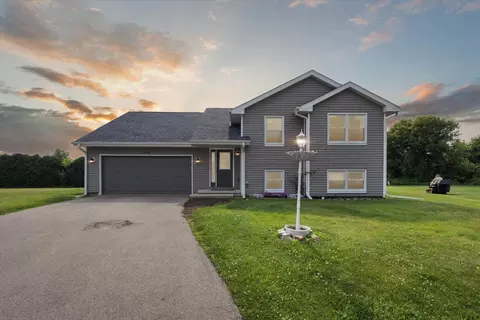 113 New Brunswick Ln, Poplar Grove, IL 61065
