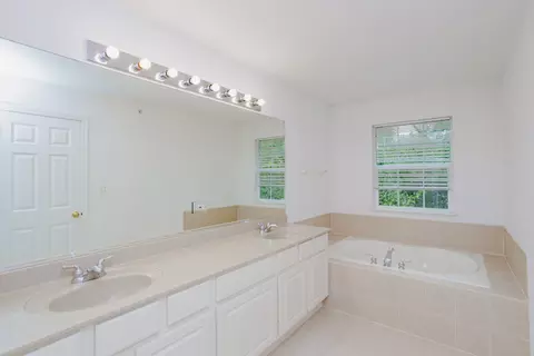 Bath - 800 Linden Cir, Hoffman Estates, IL 60169 photo 2 of 6