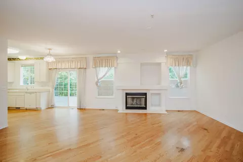 Living - 800 Linden Cir, Hoffman Estates, IL 60169 photo 2 of 3