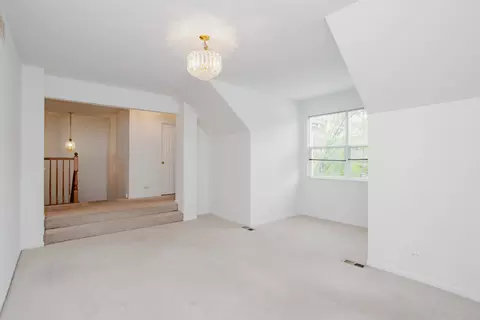 Bedroom - 800 Linden Cir, Hoffman Estates, IL 60169 photo 2 of 9